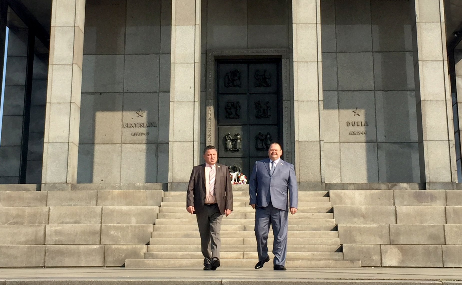 Сенаторы почтили память советских воинов, отдавших жизнь в боях за освобождение Братиславы от фашистской оккупации во Второй мировой войне