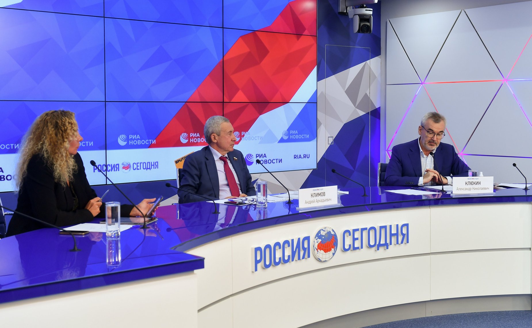 Онлайн-брифинг председателя Временной комиссии СФ по защите государственного суверенитета и предотвращению вмешательства во внутренние дела РФ Андрея Климова