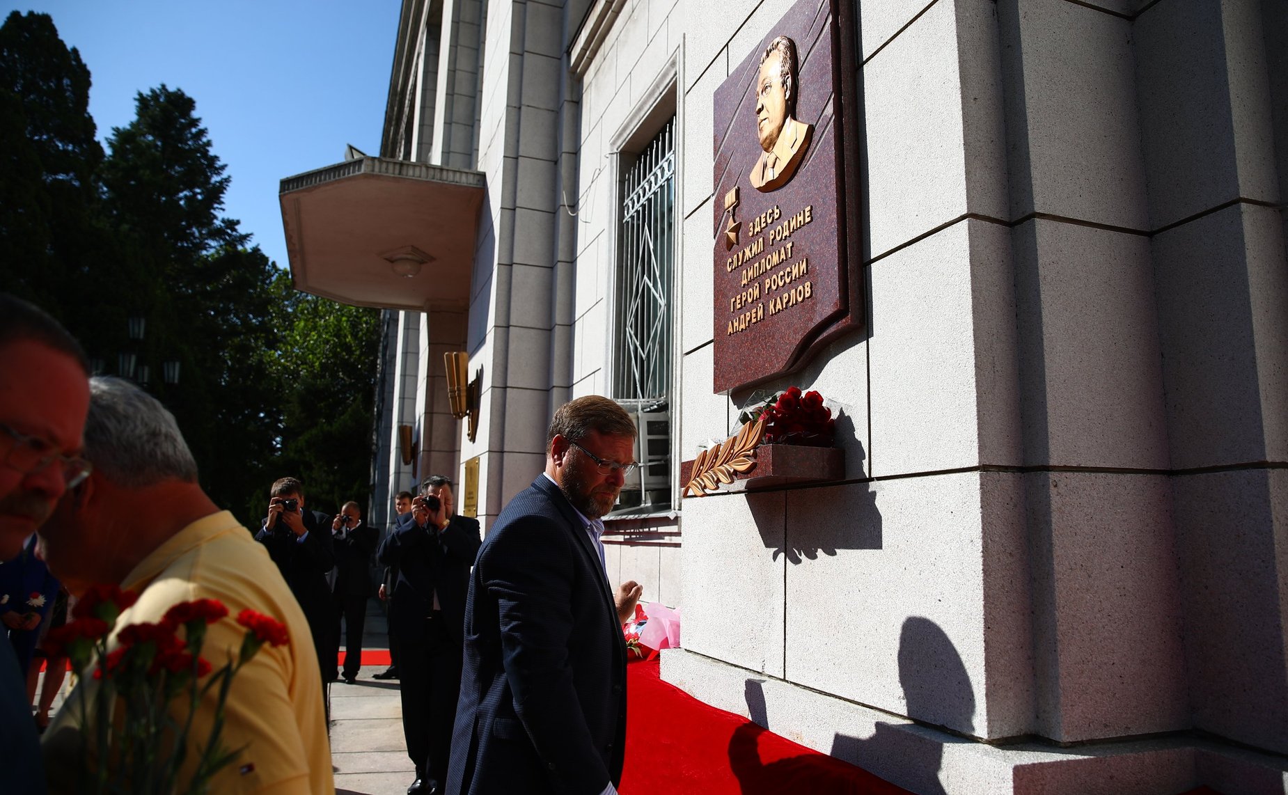 Возложение цветов к памятной табличке Героя России А.Г.Карлова в Посольстве России в КНДР