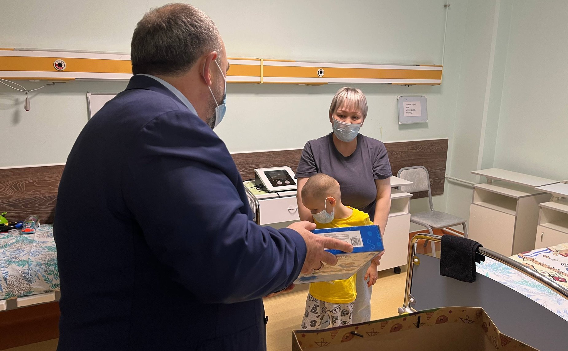 Алексей Ситников передал юным пациентам Салехардской больницы подарки, собранные ямальцами в рамках благотворительной акции «Коробка храбрости»