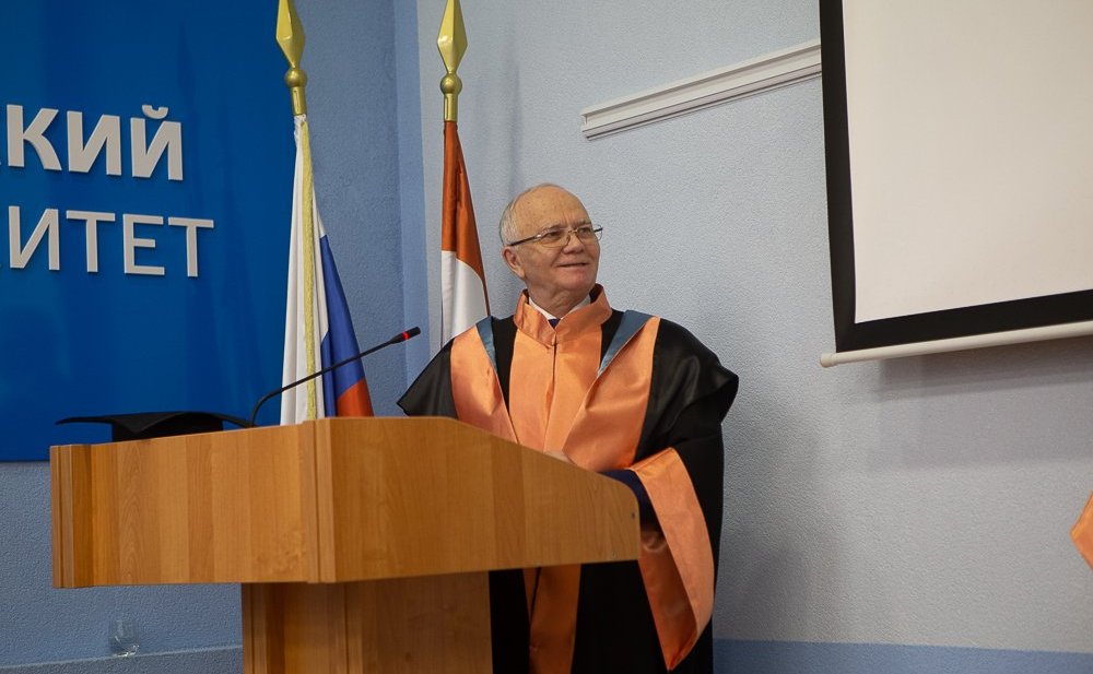 За большой вклад в развитие Самарского университета Фариту Мухаметшину, доктору политических наук, было присвоено звание «Почетный доктор Самарского университета»