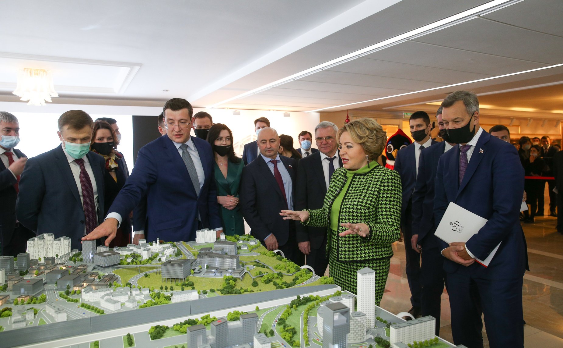 Председатель Совета Федерации Валентина Матвиенко и губернатор Нижегородской области Глеб Никитин осмотрели выставку, на которой представлены инновационные проекты и перспективы развития региона