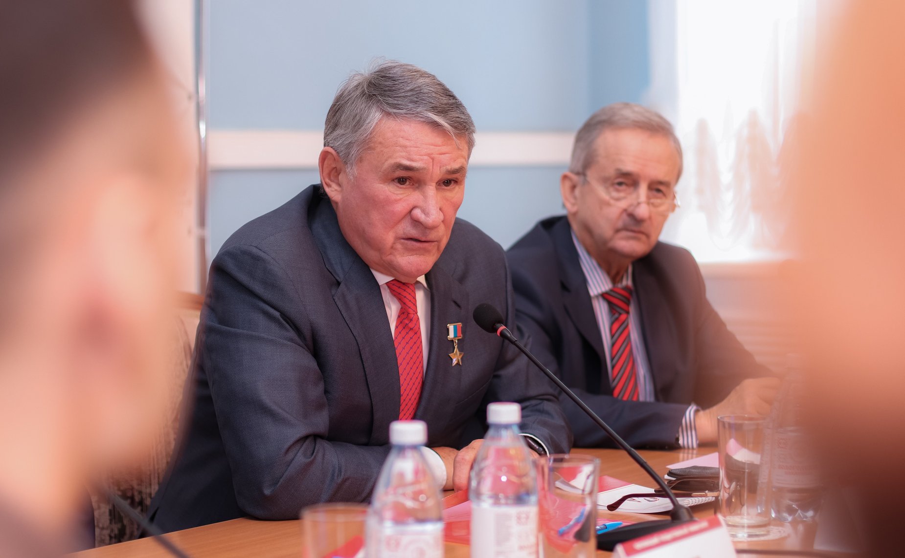 Юрий Воробьев провел встречу с представителями студенческих сообществ и объединений региона на тему «Мир сегодня»