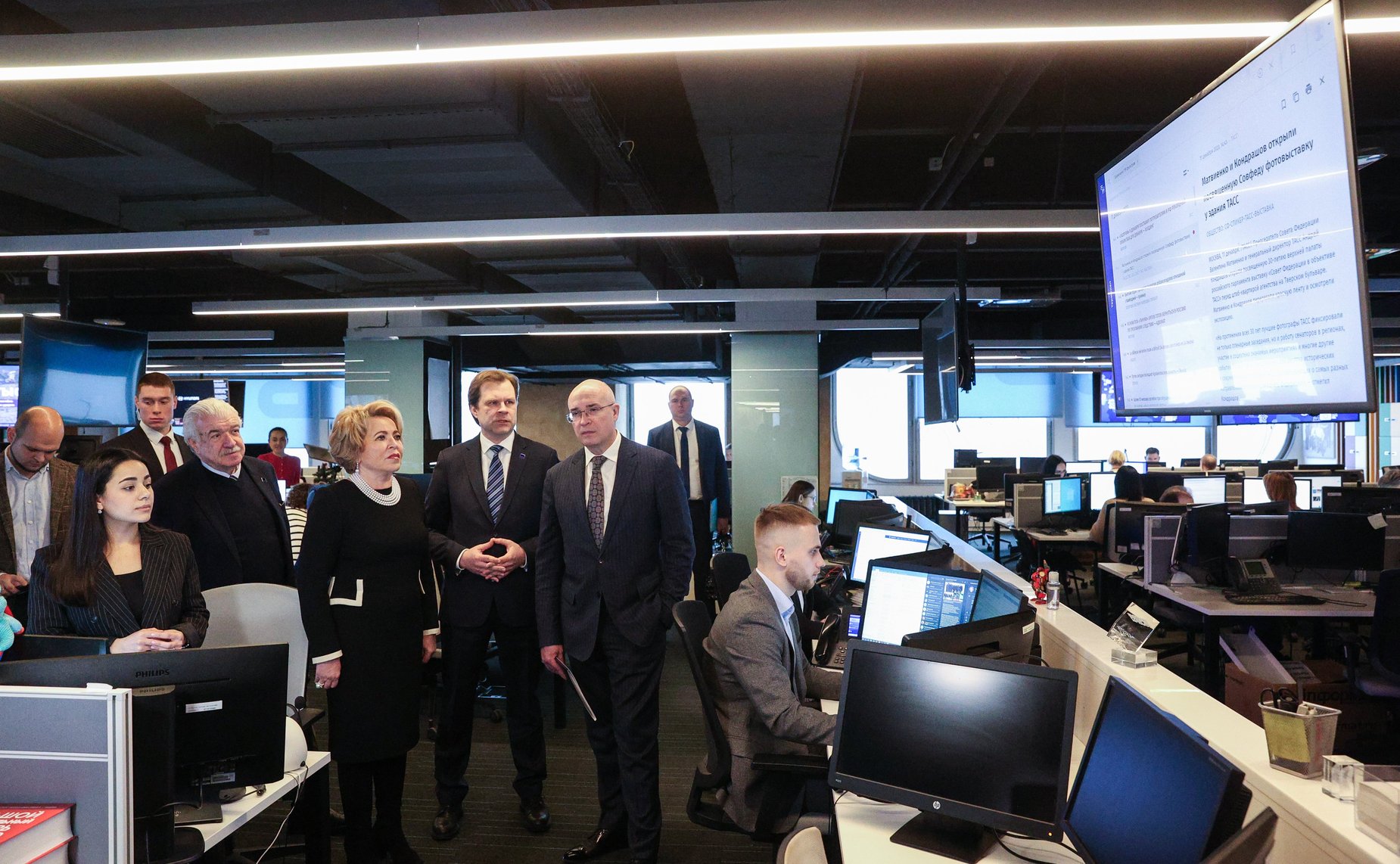 Председатель Совета Федерации Валентина Матвиенко приняла участие в открытии фотовыставки «Совет Федерации в объективе ТАСС», посвященной 30-летию Совета Федерации