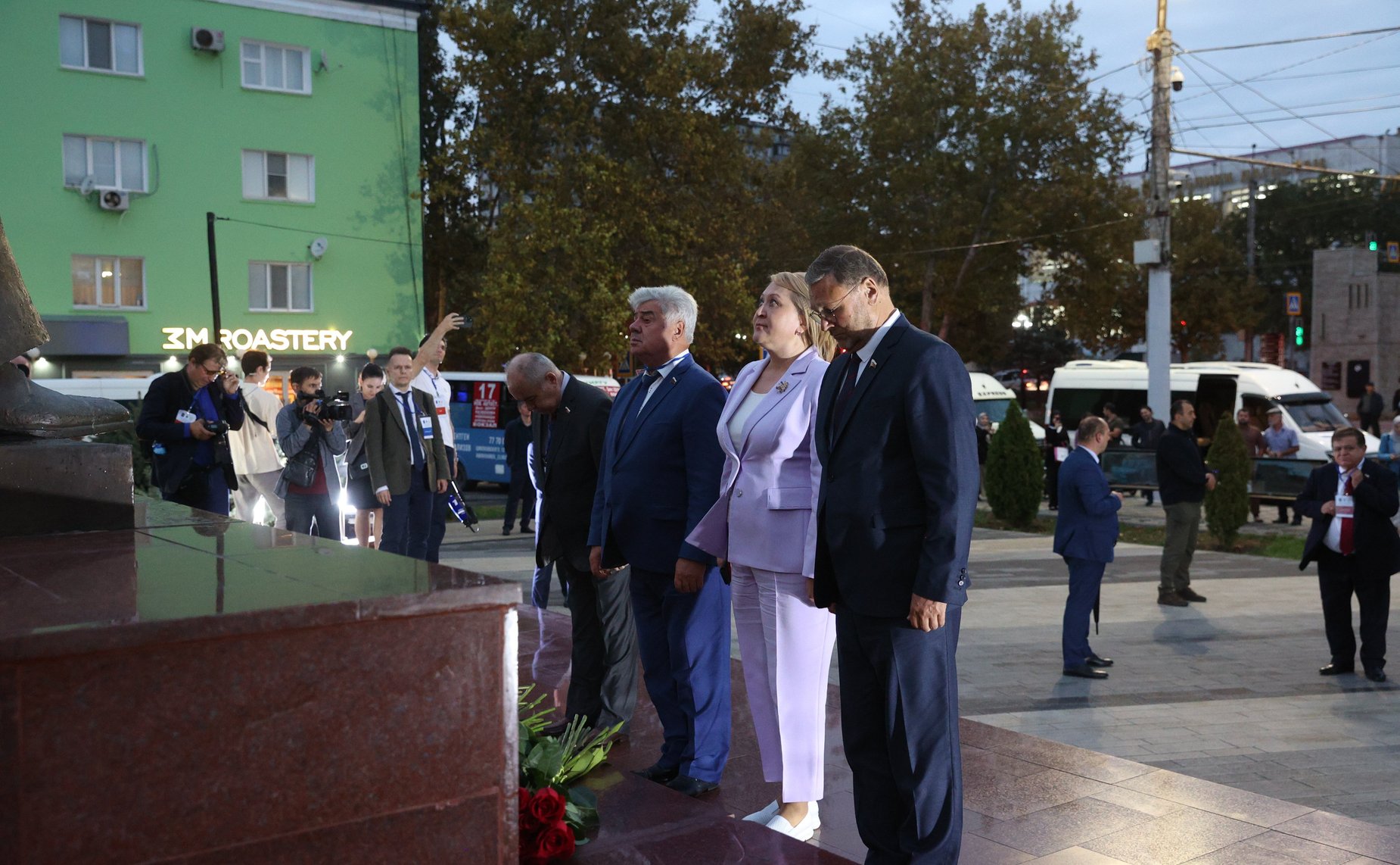 Председатель Совета Федерации Валентина Матвиенко, глава Дагестана Сергей Меликов и сенаторы РФ также возложили цветы к памятникам А.С. Пушкину и Р.Г. Гамзатову