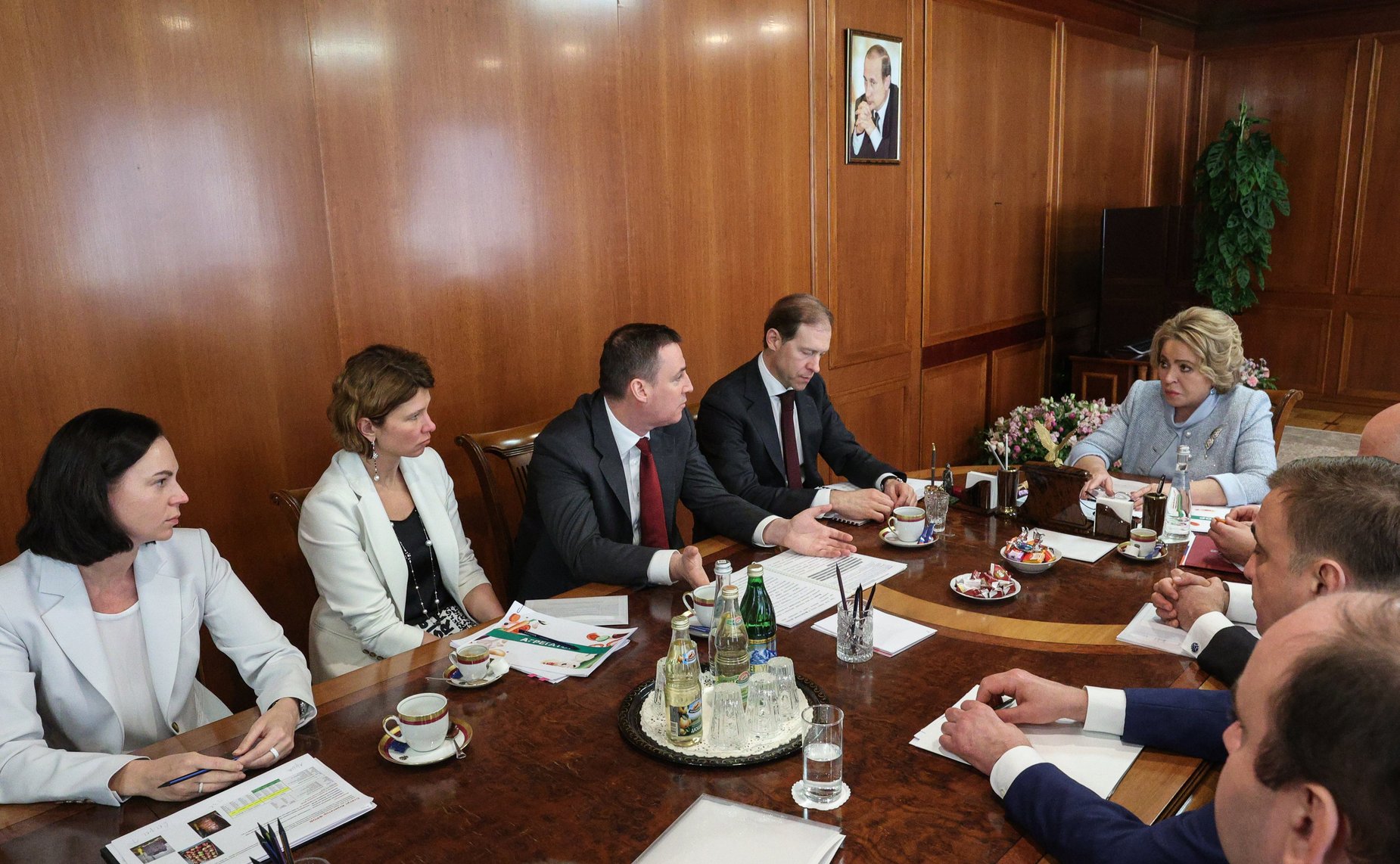 Председатель Совета Федерации Валентина Матвиенко провела совещание по теме реализации сельскохозяйственной продукции малых производителей на прилавки торговых сетей