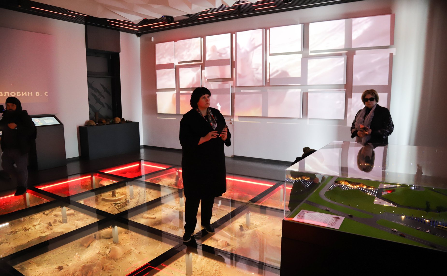 Парламентарии Беларуси и России возложили цветы к монументу Советскому солдату под Ржевом