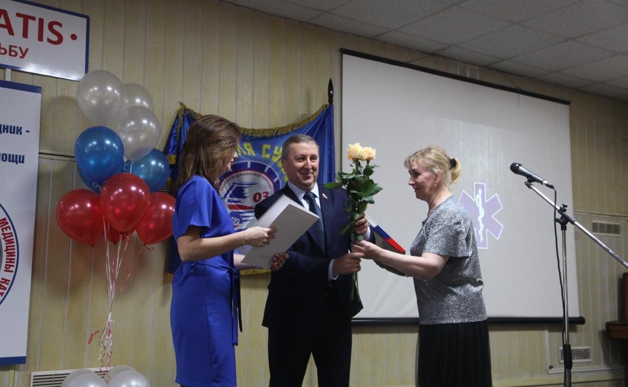 Сергей Березкин поздравил с профессиональным праздником и вручил благодарственные письма участникам церемонии