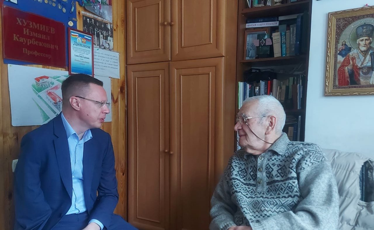 Виталий Назаренко поздравил с Днем российской науки 87-летнего профессора Измаила Хузмиева