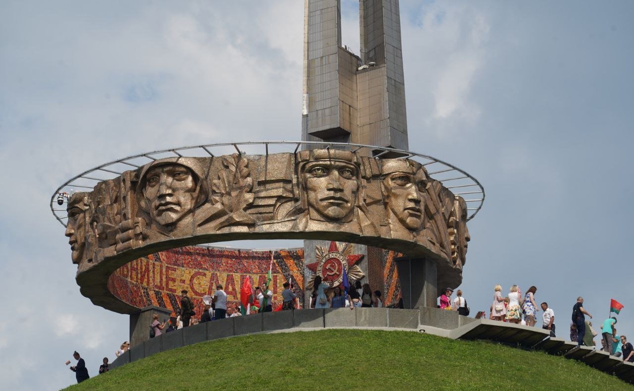 Участники акции почтили память героев Великой Отечественной войны в мемориальном комплексе «Курган Славы» в Минске