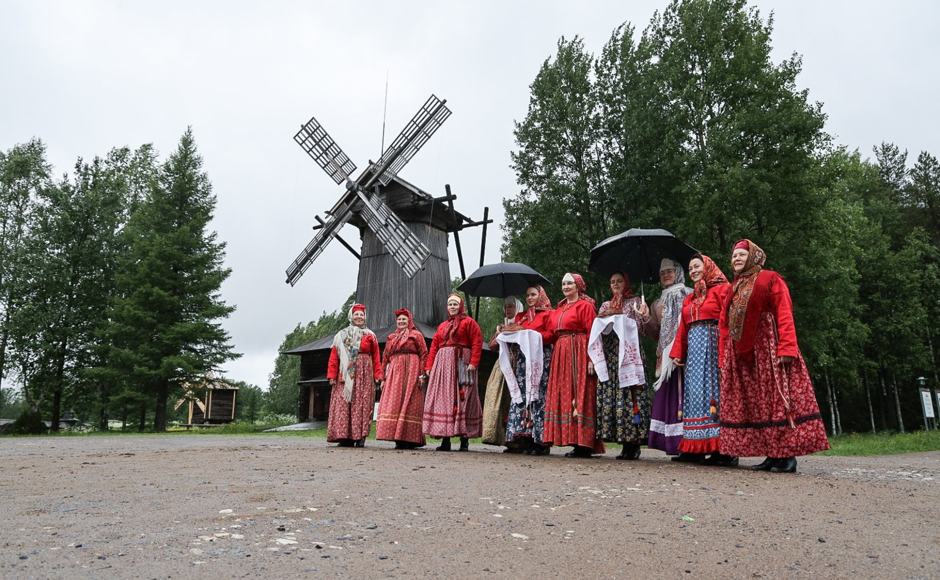 Сенаторы посетили музей деревянного зодчества «Малые Корелы»