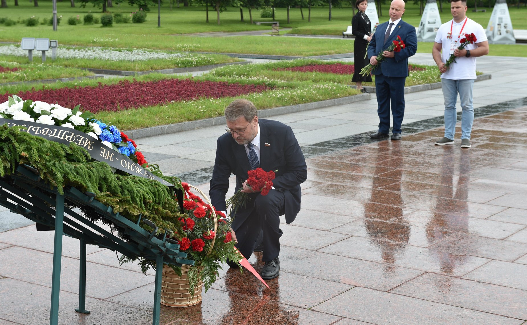 Участники проекта «Поезд Памяти» посетили Пискаревское мемориальное кладбище