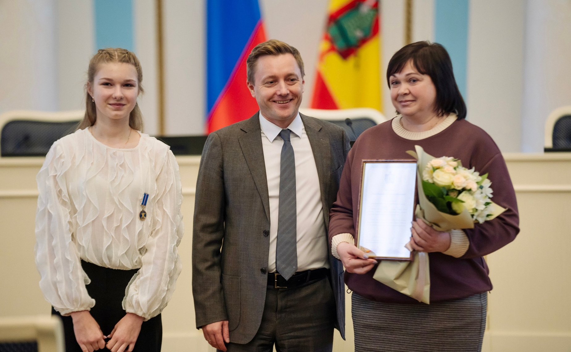 Игорь Мурог вручил медаль Совета Федерации «За проявленное мужество» юной рязанке Варваре Матюшкиной