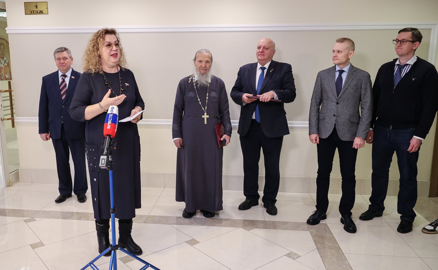 Ольга Епифанова открыла в Совете Федерации выставку живописи Петра Кочанова «За Святую Русь помолюсь…»