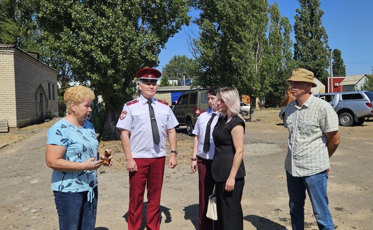 Ольга Бас в ходе поездки в регион ознакомилась с ходом строительства модульного оздоровительного лагеря «Казачок» в поселке Станица Луганская