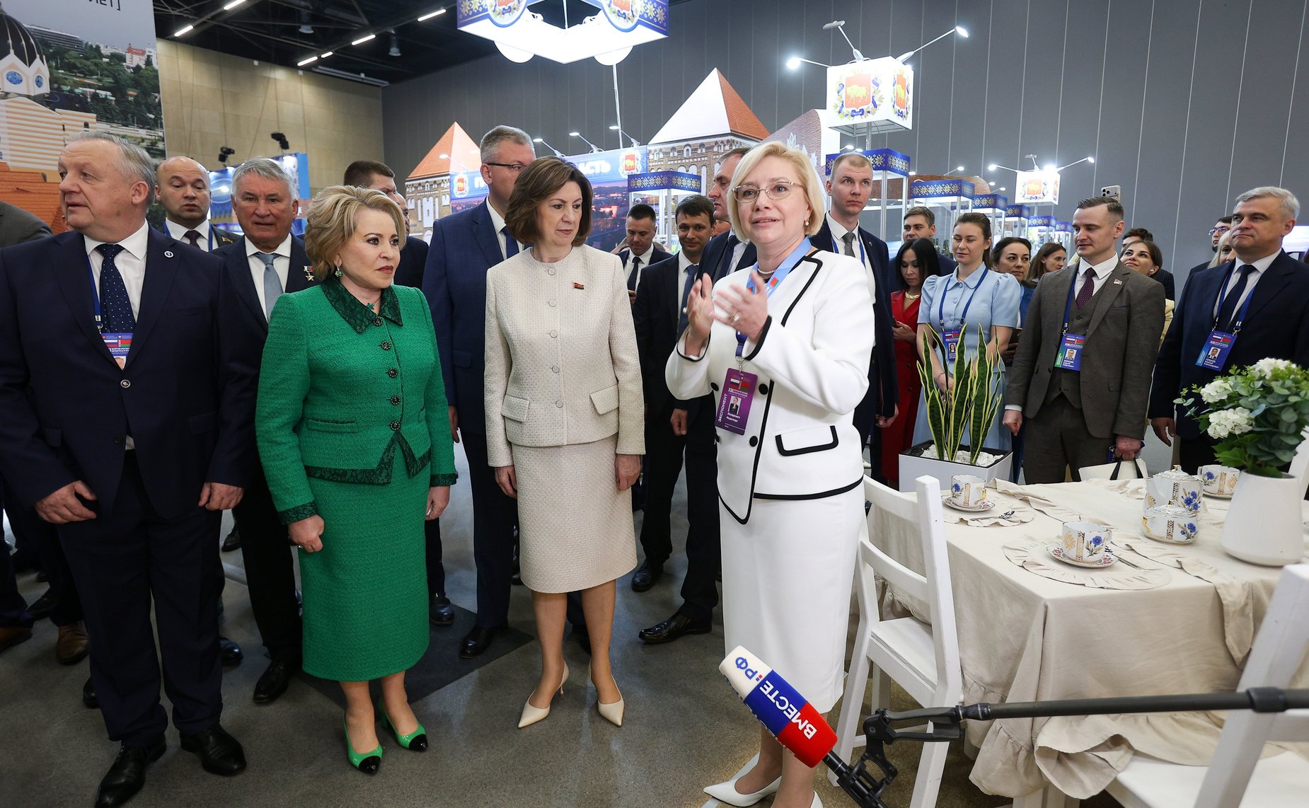 Валентина Матвиенко и Наталья Кочанова ознакомились с экспозицией выставки-ярмарки регионов России и Беларуси