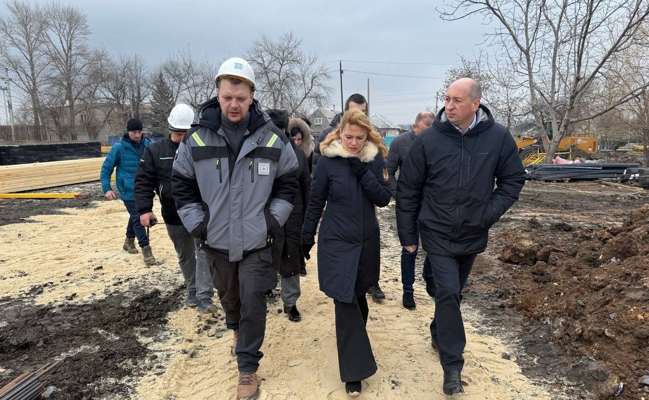 Дарья Лантратова в рамках поездки в регион посетила стройплощадку школы в Славяносербском районе