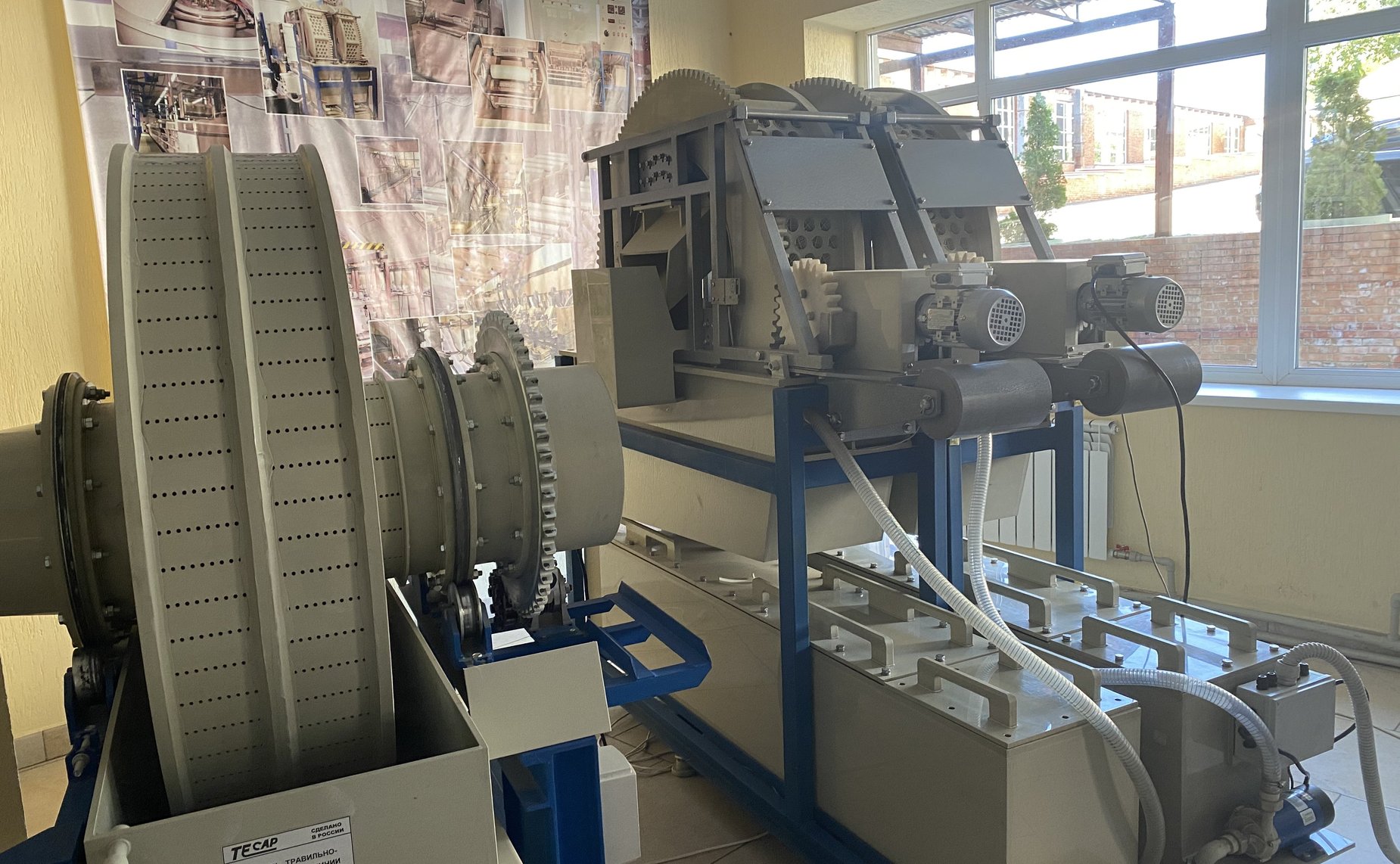 Сенатор Олег Алексеев осмотрел саратовское предприятие «НИТИ-Тесар»