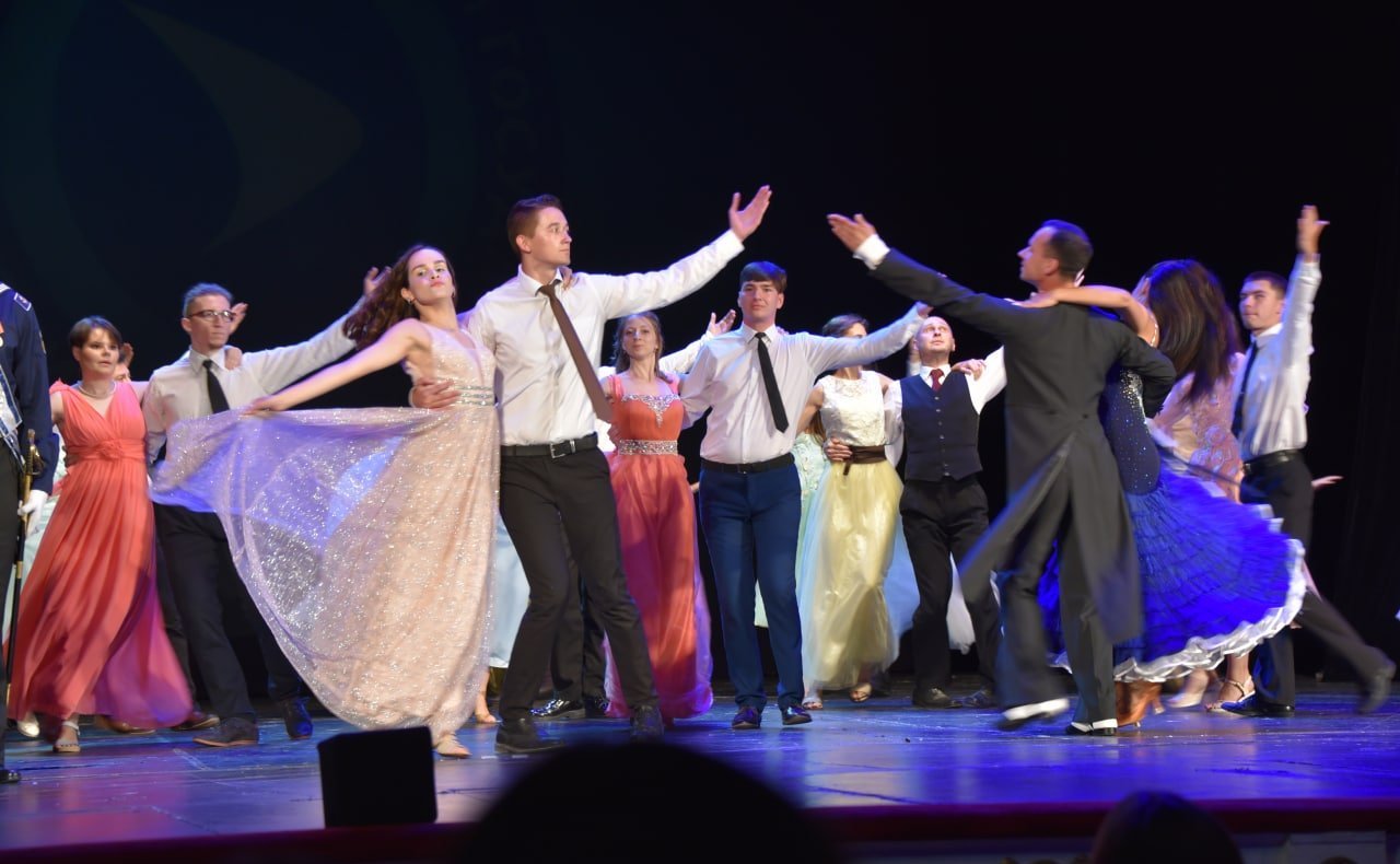 В Севастопольском академическом русском драматическом театре имени А. В. Луначарского чествовали лучших выпускников Севастопольского государственного университета – студентов, окончивших ВУЗ с отличием