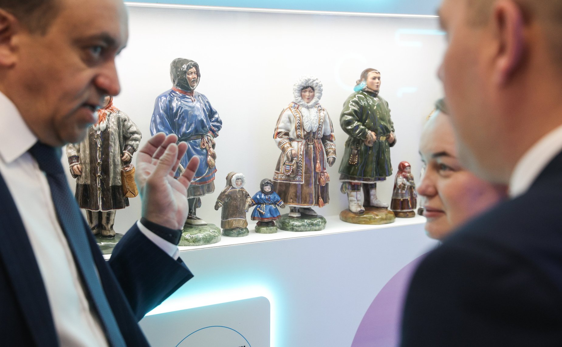 Валентина Матвиенко и Дмитрий Артюхов осмотрели выставку, посвященную истории и перспективным направлениям развития Ямало-Ненецкого автономного округа