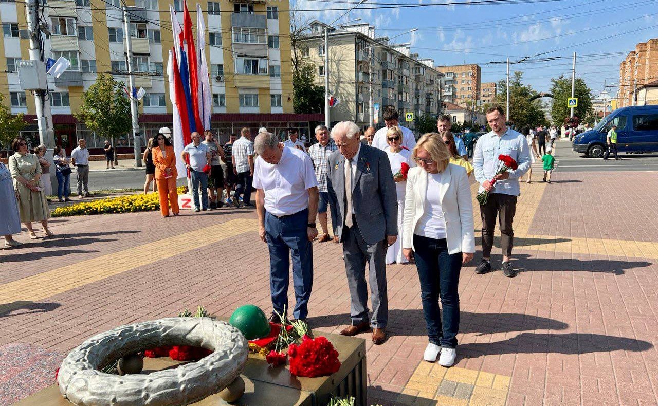 Анатолий Артамонов принял участие в возложении цветов к Вечному огню на могиле Неизвестного солдата