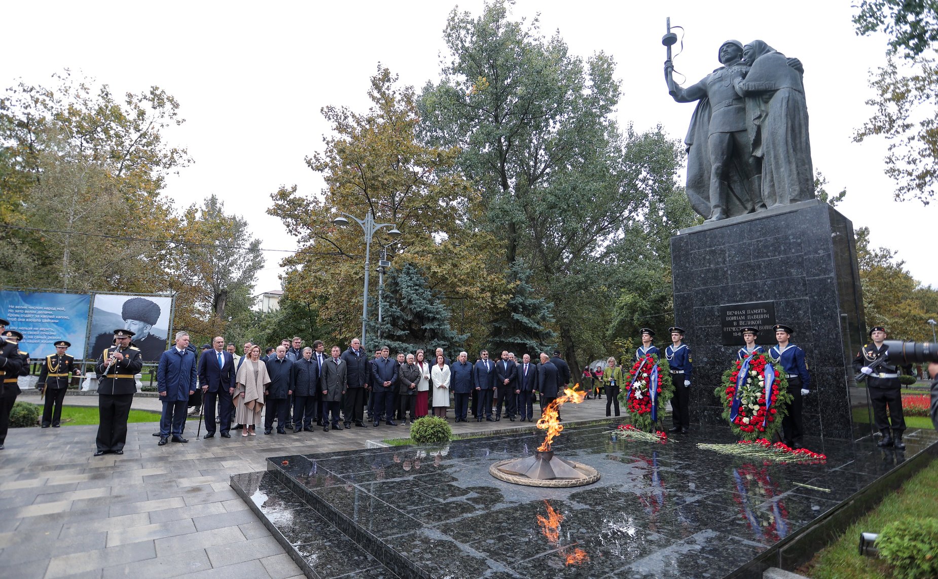 Сенаторы РФ возложили цветы к мемориалу Воину-освободителю в парке им. Ленинского комсомола в Махачкале (фото пресс-служба Министерства экономики и территориального развития Республики Дагестан)