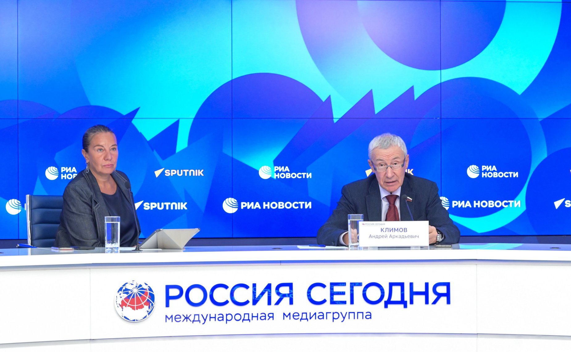 Председатель Комиссии Совета Федерации по защите государственного суверенитета и предотвращению вмешательства во внутренние дела РФ Андрей Климов провел брифинг, посвященный актуальной международной повестке
