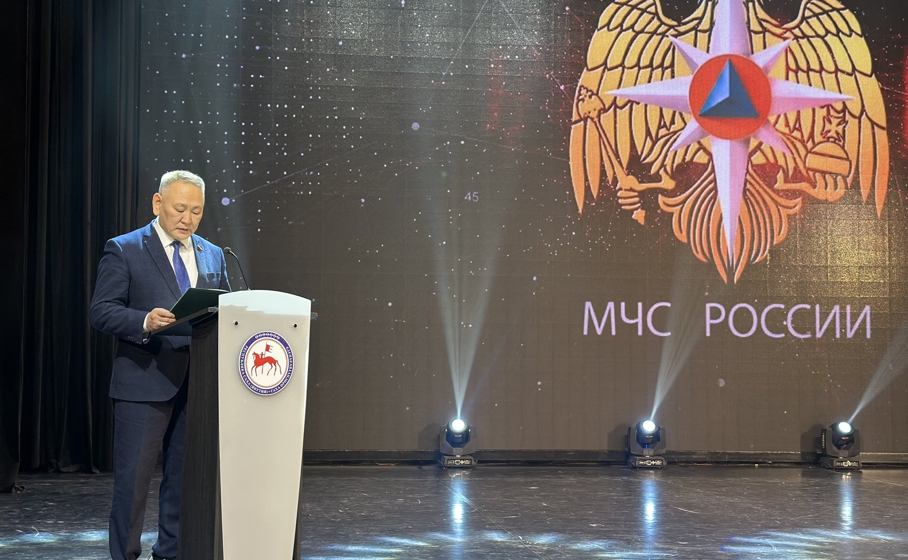 Сахамин Афанасьев наградил юных якутских героев