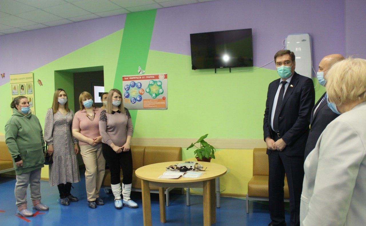 Александр Савин в ходе поездки в регион посетил детскую городскую поликлинику