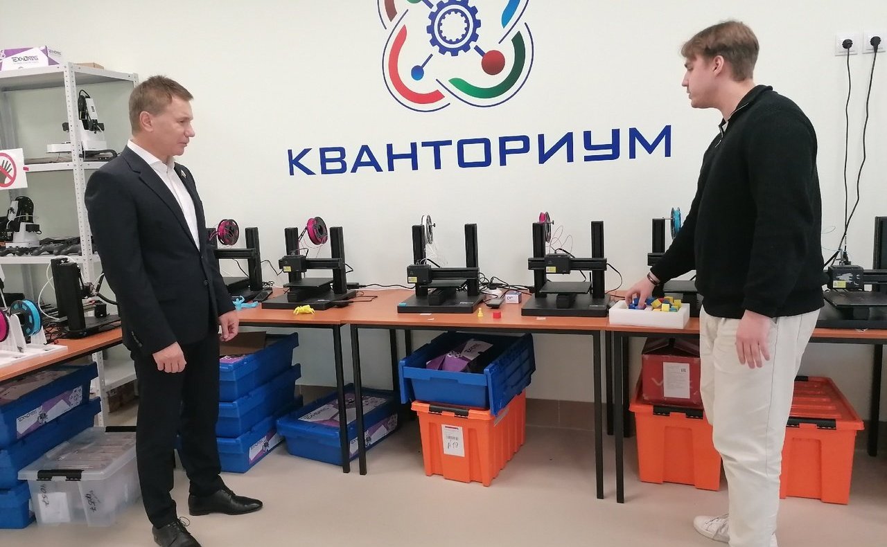 Игорь Зубарев наградил карельского победителя школы-конкурса «Портрет твоего края»