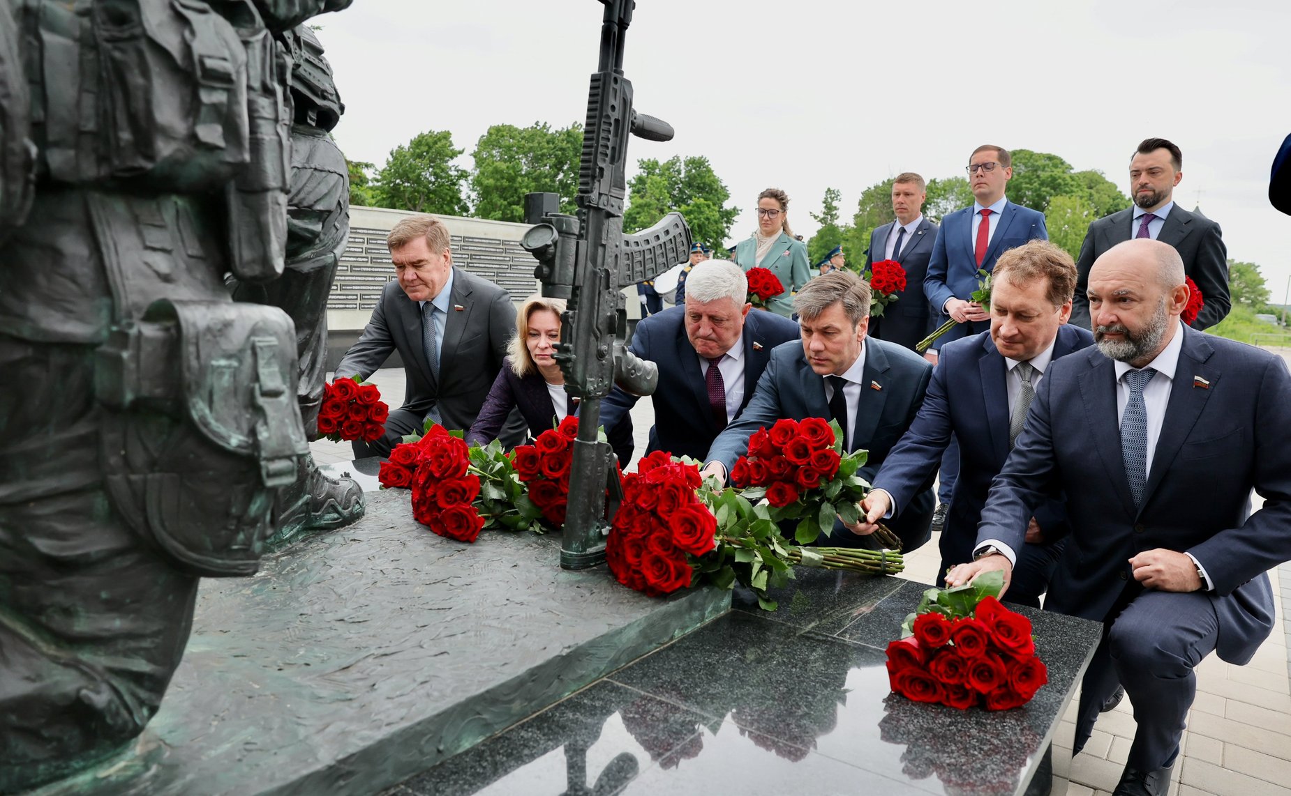 Выездное заседание Комиссии СФ по мониторингу законодательства РФ в сфере государственного контроля (надзора) и муниципального контроля в РФ. Возложение цветов к мемориальному комплексу защитникам Отечества «Воин»