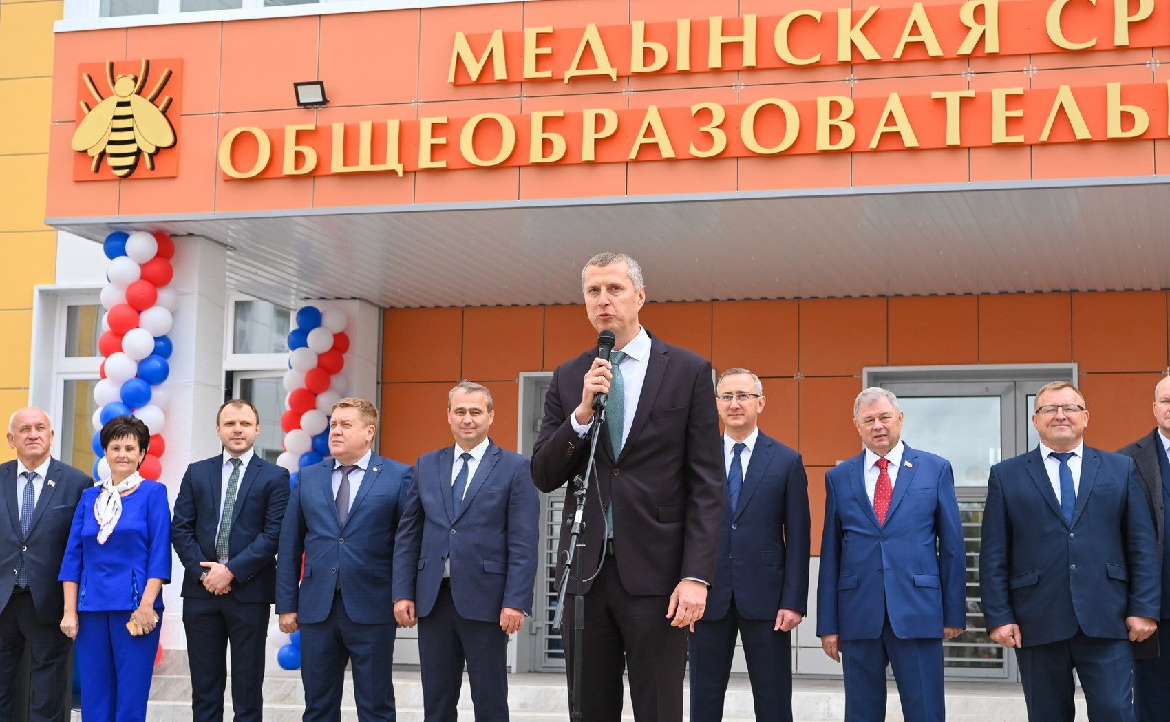 В День знаний Анатолий Артамонов поздравил школьников и студентов Калужской области