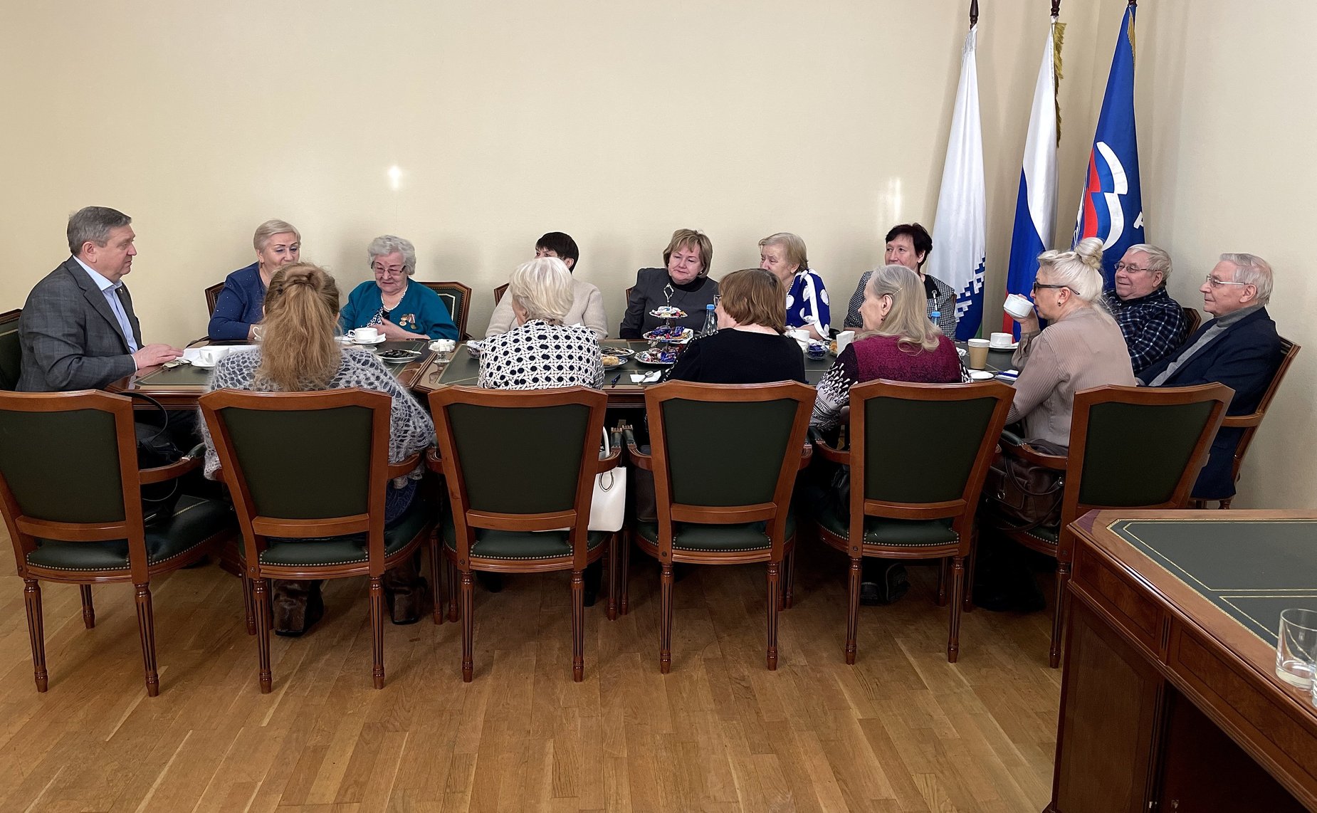 Александр Лутовинов в рамках региональной недели провёл встречу с коллективом Ненецкой окружной общественной организации ветеранов (пенсионеров) войны, труда, вооруженных сил и правоохранительных органов