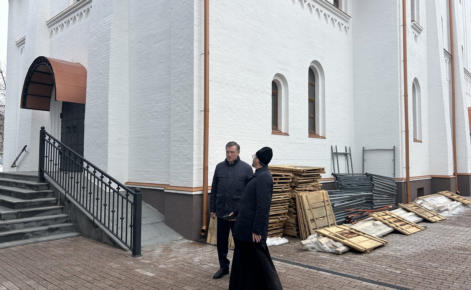 Сергей Рябухин в ходе рабочей поездки обсудил благоустройство строящегося храма