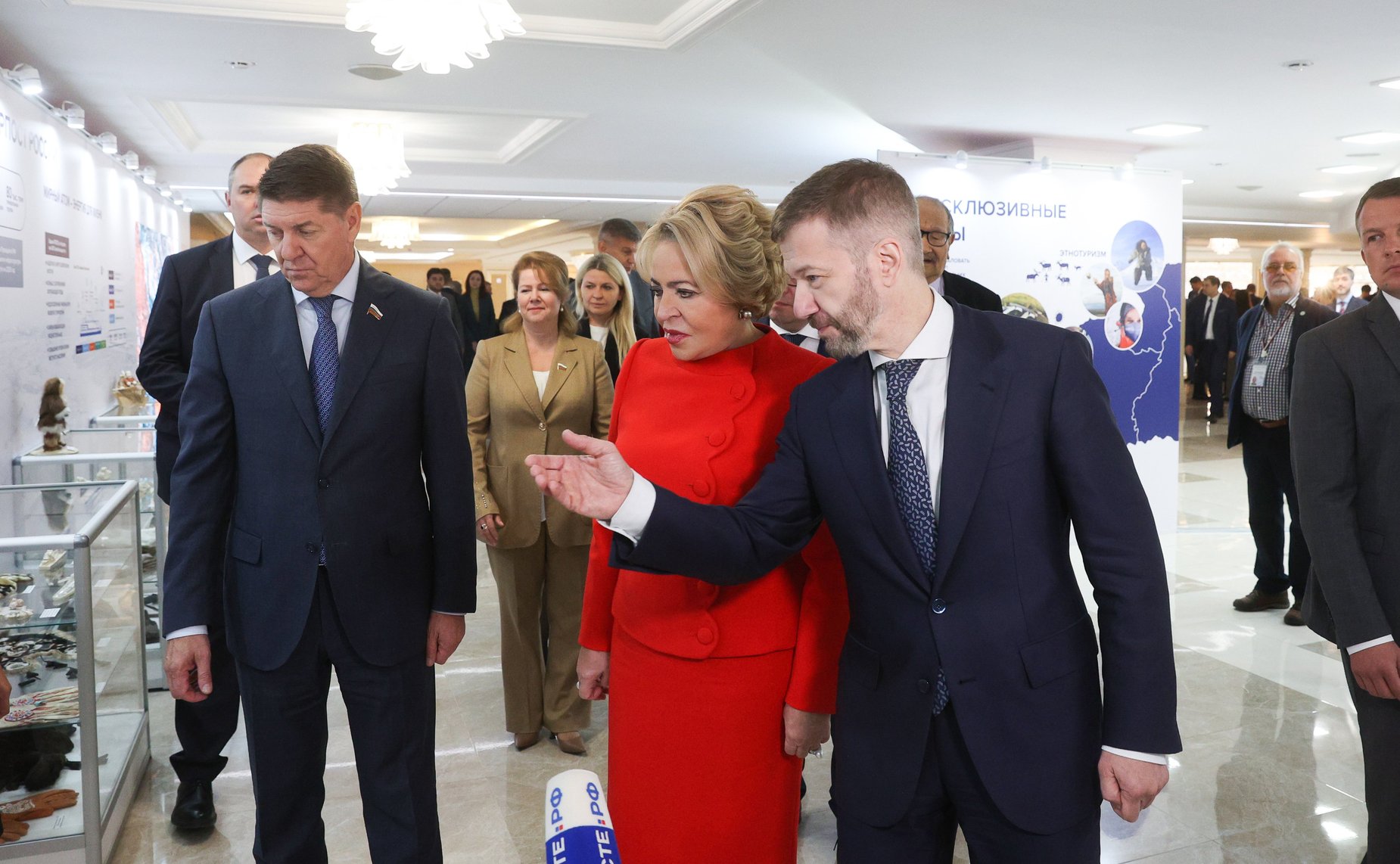 Валентина Матвиенко и Владислав Кузнецов осмотрели выставку, развернутую в Совете Федерации, которая посвящена истории, современности и перспективам развития Чукотского автономного округа