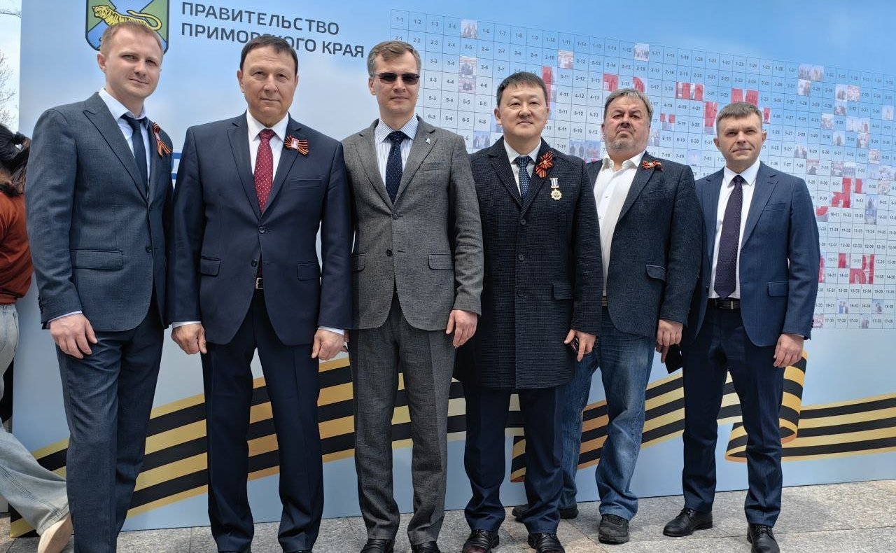 Александр Ролик во Владивостоке, в кампусе Дальневосточного федерального университета принял участие в патриотической акции «Международный Вальс Победы»