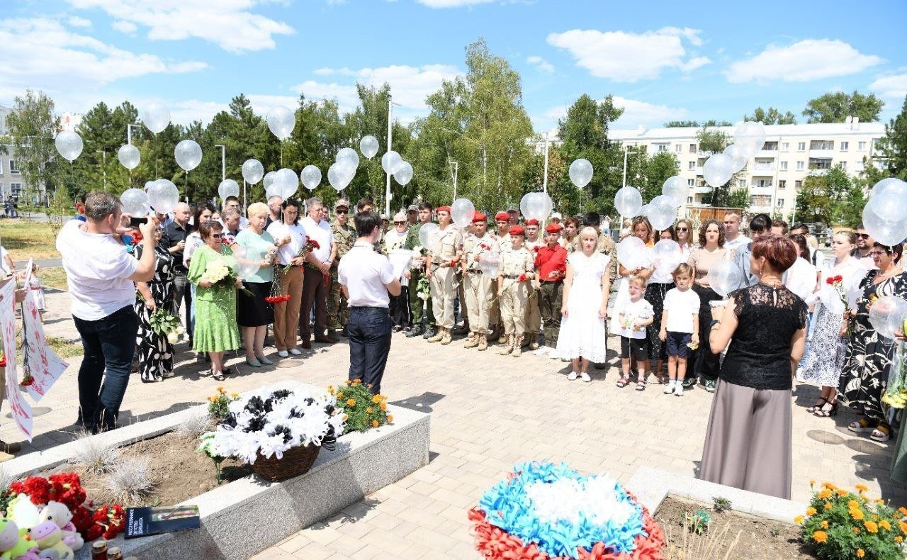 Ольга Бас в ходе поездки в регион посетила Луганский детский парк имени Щорса, возле Мемориала погибшим детям Луганщины, чтобы почтить их память