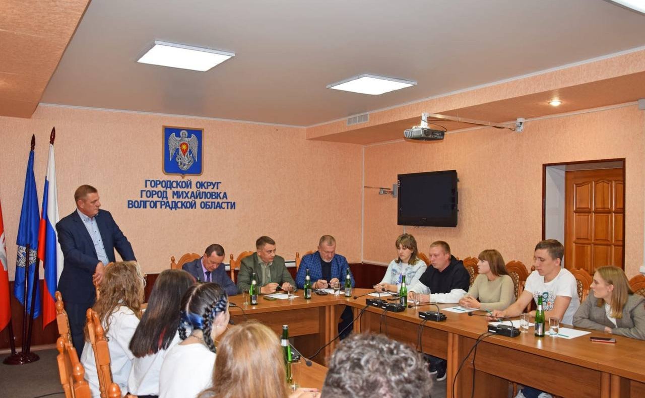 Николай Семисотов и Сергей Горняков приняли участие во встрече с представителями молодежи и студенческого сообщества городского округа город Михайловка