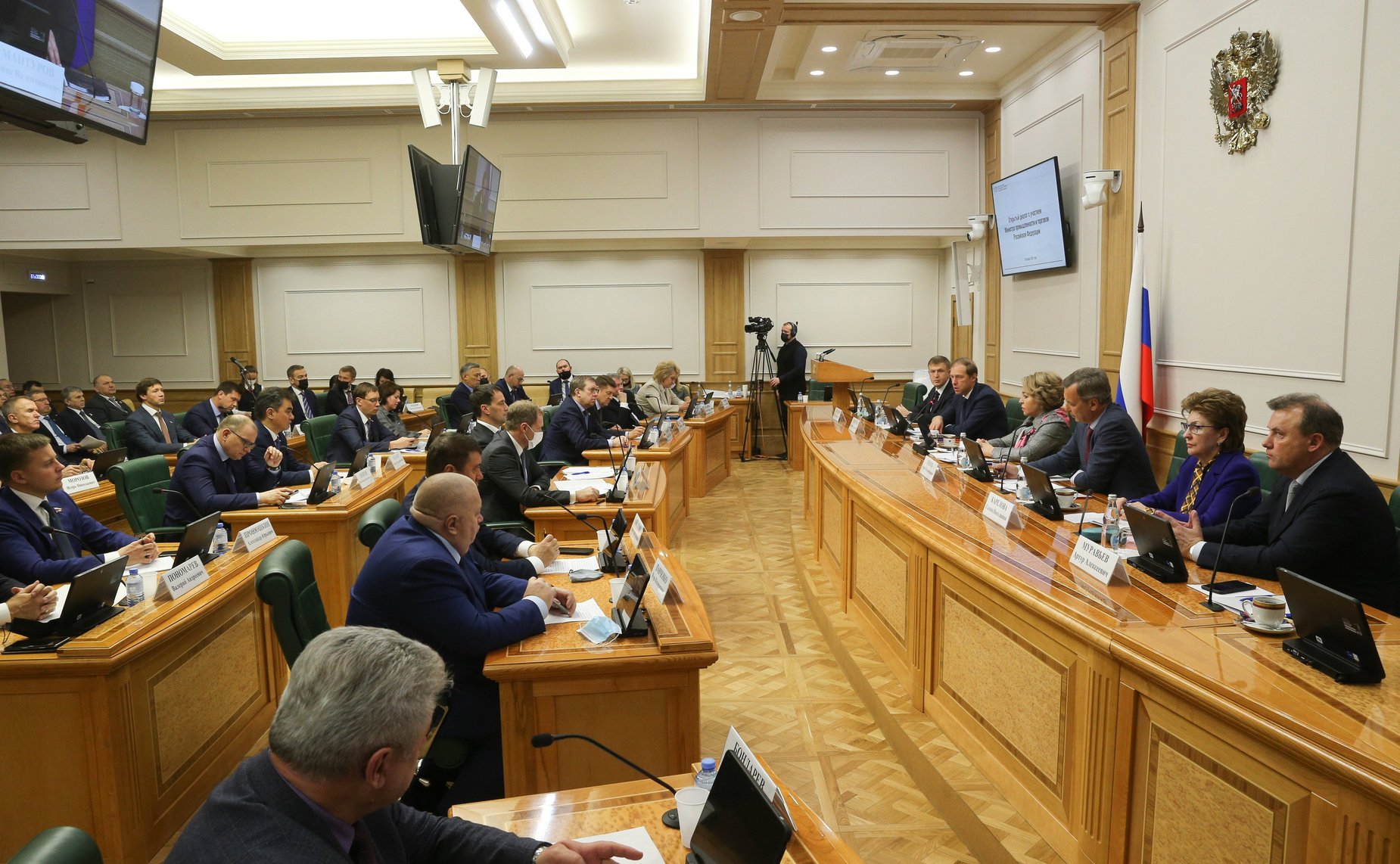Встреча сенаторов Российской Федерации с Министром промышленности и торговли РФ Денисом Мантуровым в формате «Открытого диалога»