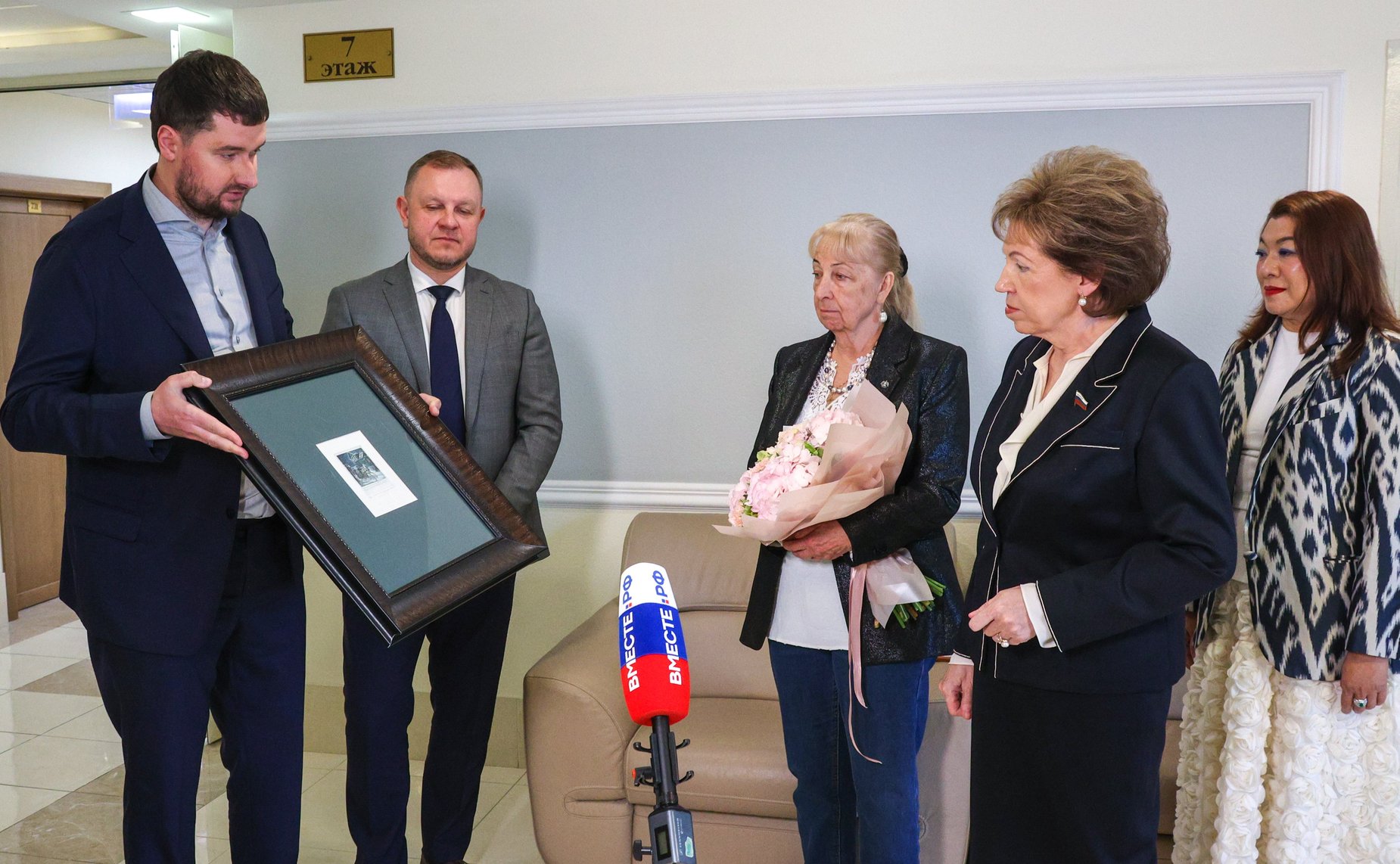 Торжественное открытие выставки Народного художника РФ Людмилы Юга «Нить времен. Подвиг Победы»