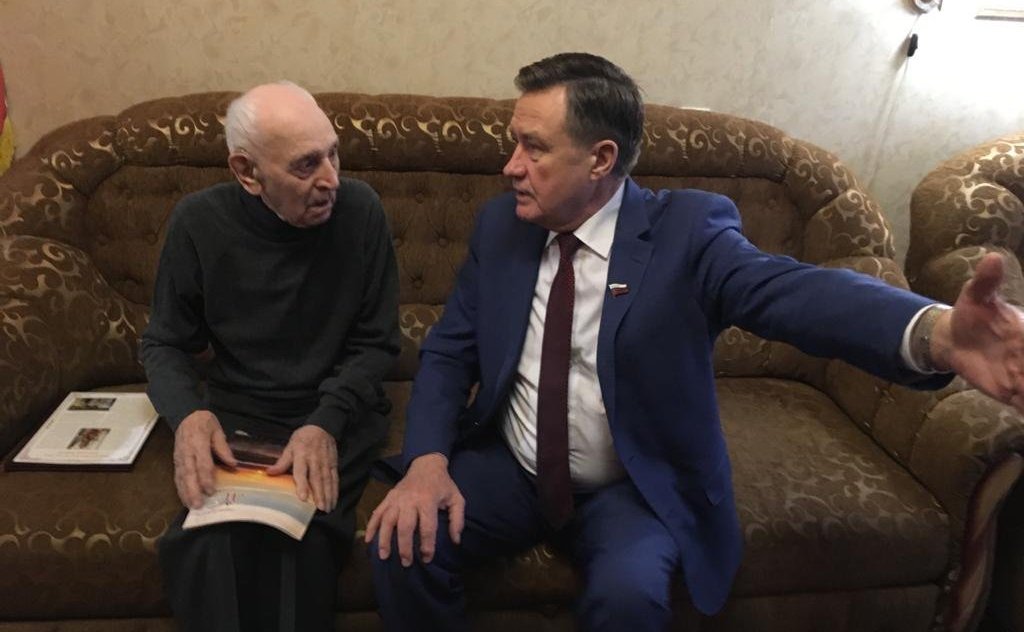 Сергей Рябухин в ходе рабочей поездки в регион поздравил ветерана Великой Отечественной Войны, Воздушно-десантных войск и строительства Геннадия Анциферова с 95-летием