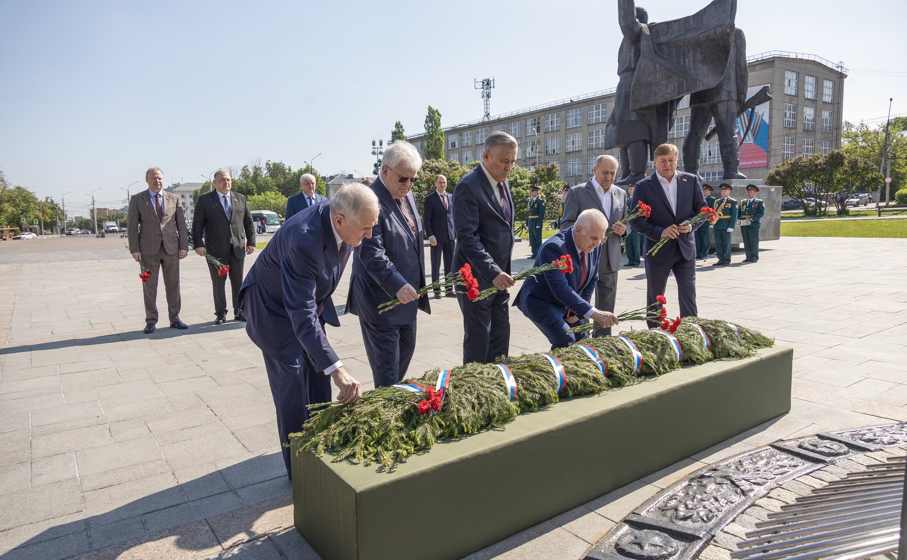 Сенаторы РФ приняли участие в возложении венка и цветов на Мемориальном комплексе «Три штыка»