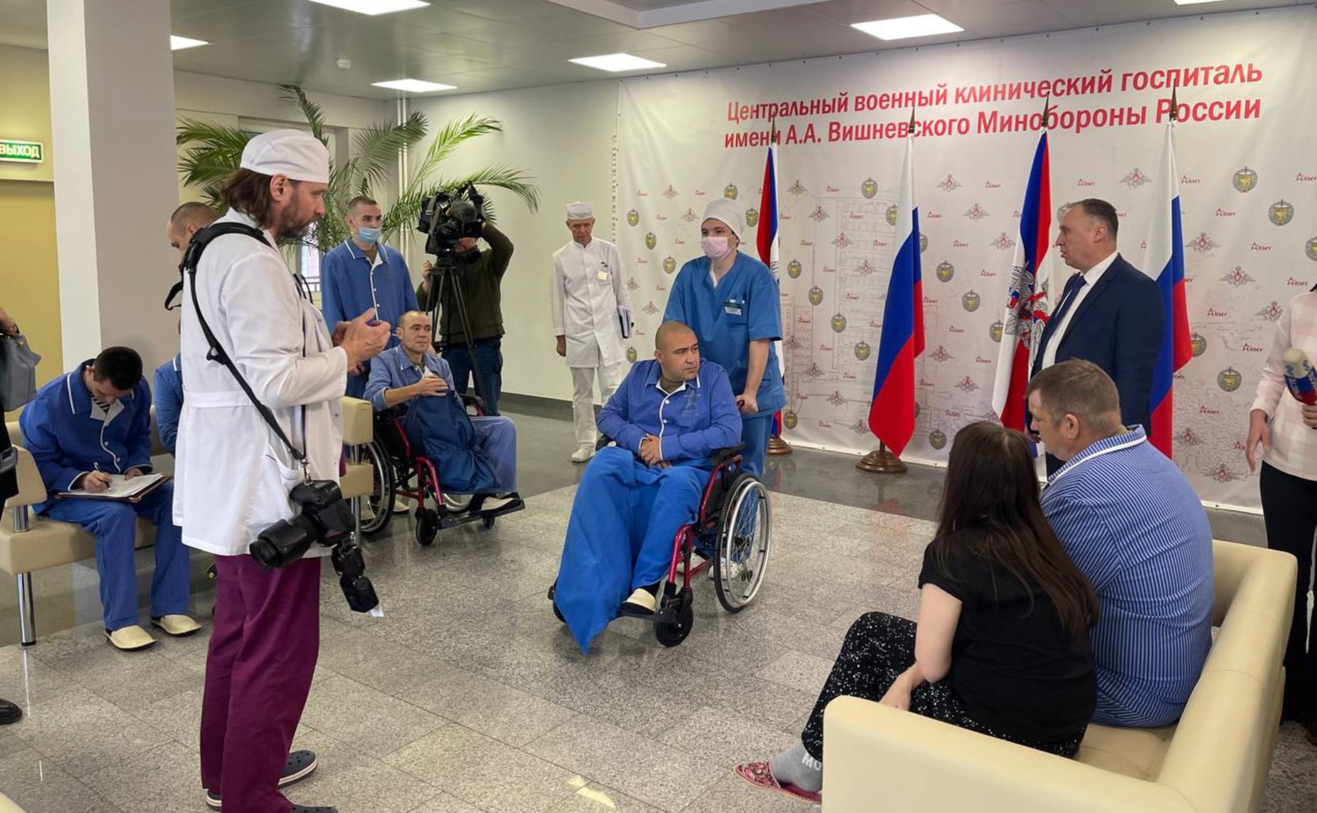 Сенаторы посетили военный госпиталь и вручили награды участникам СВО