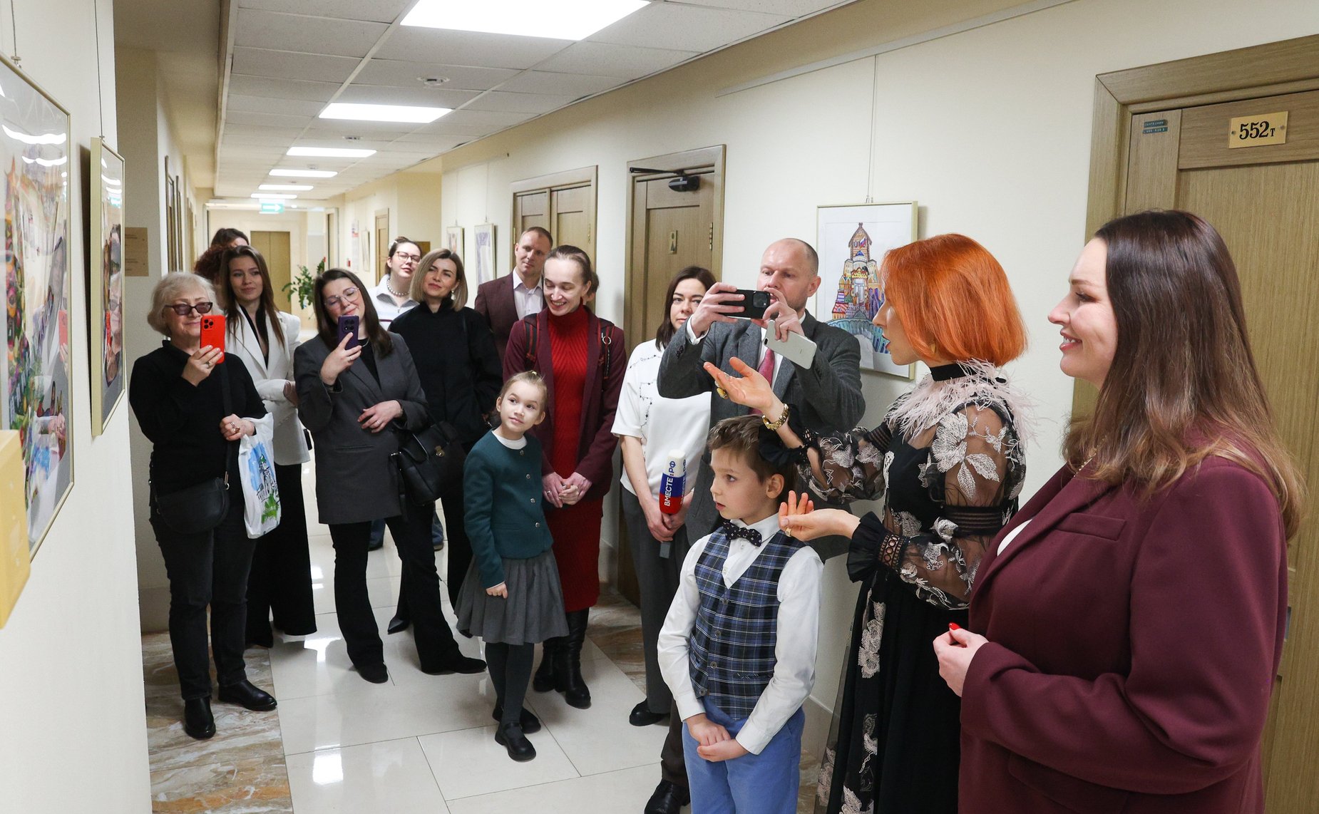 Церемония открытия выставки работ художника из Нижнего Новгорода А. Клейнер, наставника победителя Всероссийского конкурса детского рисунка «Жизнь, деленная на граммы»