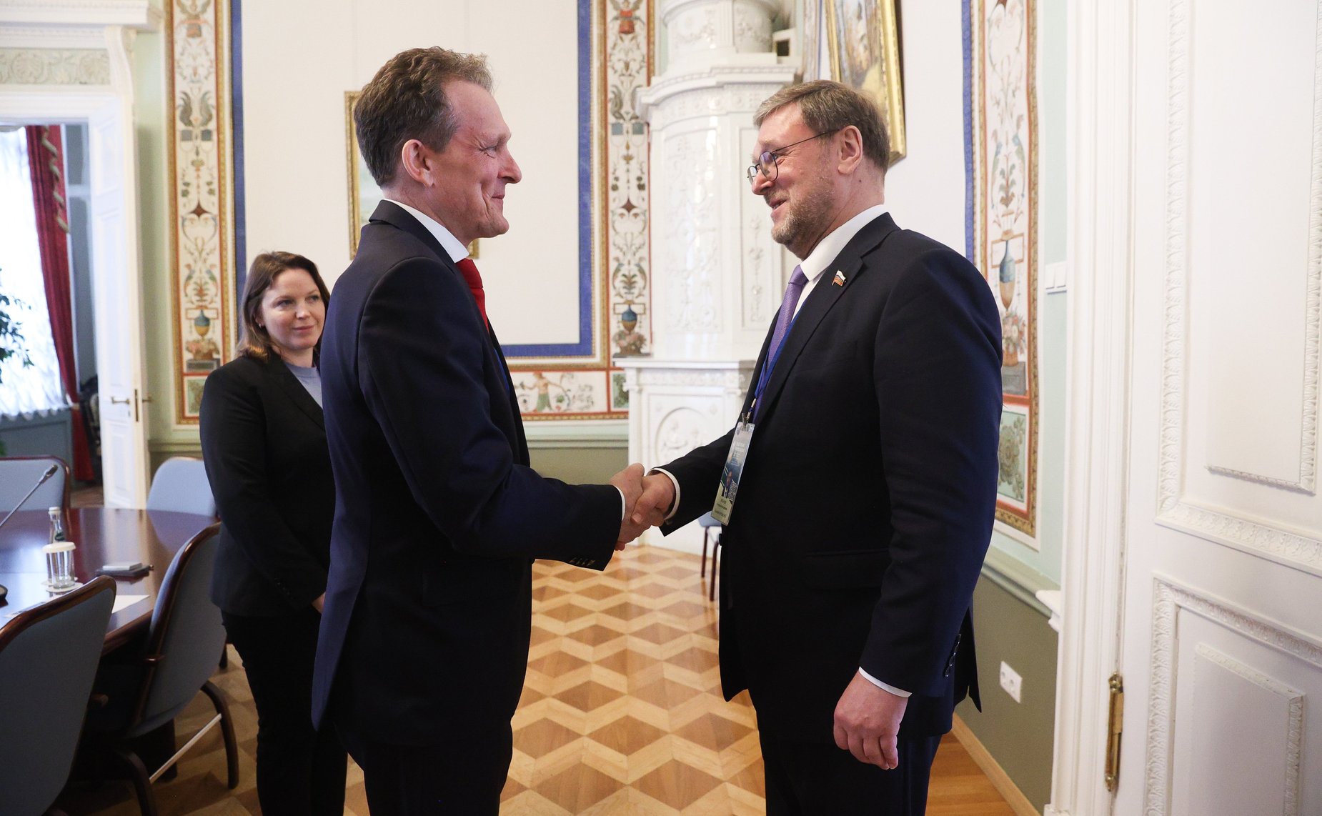 Константин Косачев провел беседу с главой региональной делегации Международного Комитета Красного Креста (МККК) в России и Беларуси Борисом Мишелем