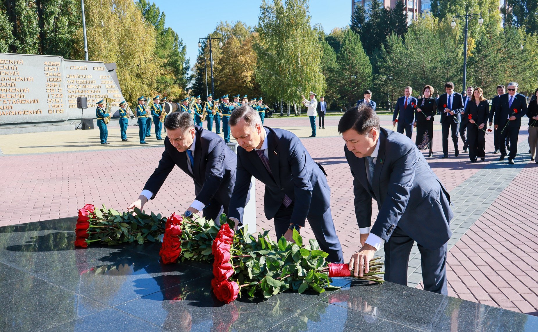 Делегация Совета Федерации приняла участие в возложении цветов к мемориальному комплексу погибших воинов и героев Великой Отечественной войны «Победа»