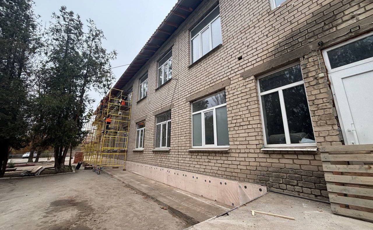 Игорь Кастюкевич вместе с представителями региона – шефа, Рязанской области, посетили центральную больницу Верхнего Рогачика, где сейчас ремонтируют здание поликлиники