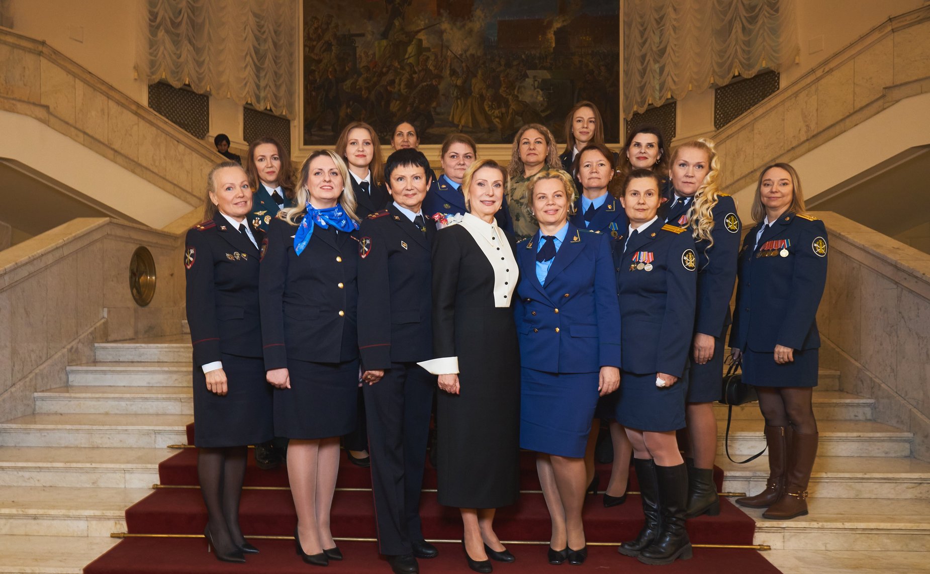 Заместитель Председателя Совета Федерации Инна Святенко приняла участие в церемонии награждения поисковиков, добровольцев и волонтеров, состоявшейся в Центральном академическом театре Российской Армии