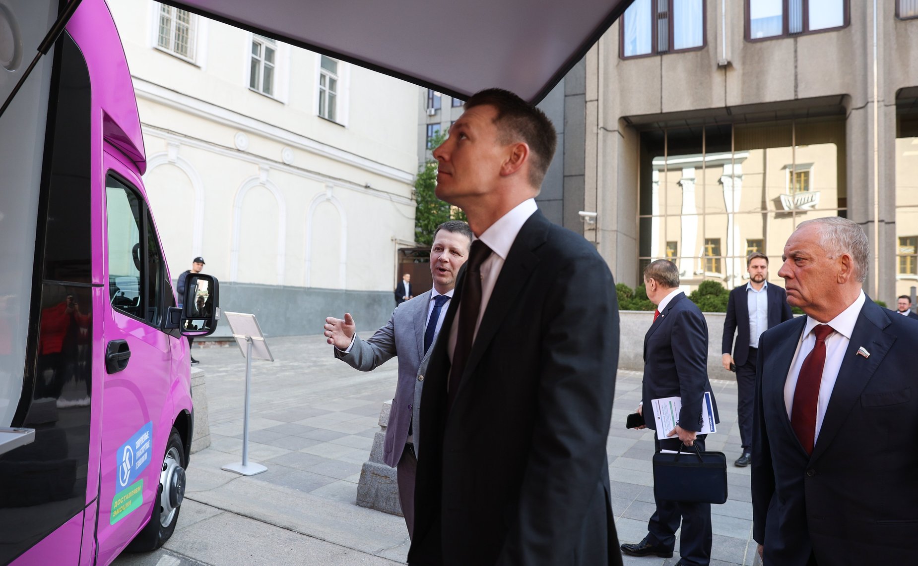 Осмотр участниками «встречи Председателя СФ с тружениками социальной сферы села» специальной техники