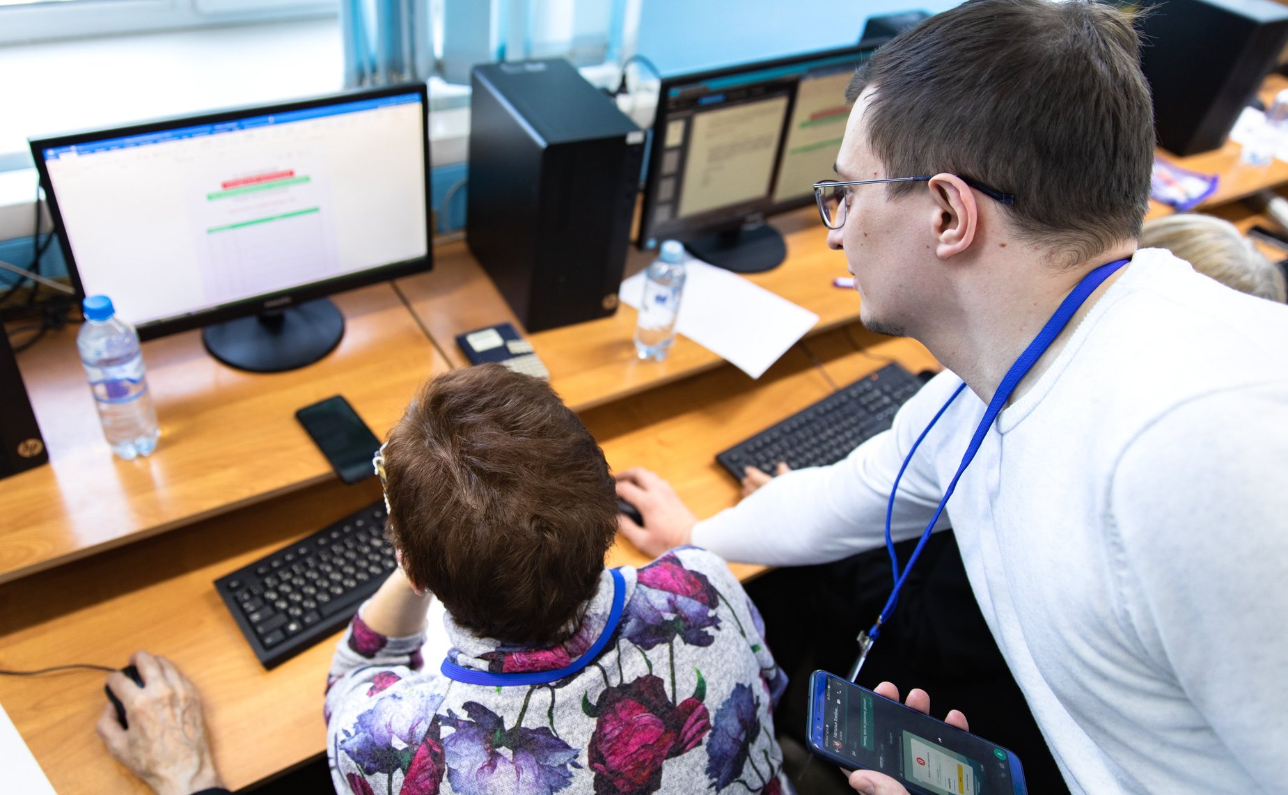 Инна Святенко посетила московский Колледж связи, где прошел чемпионат по компьютерному многоборью среди граждан старшего возраста